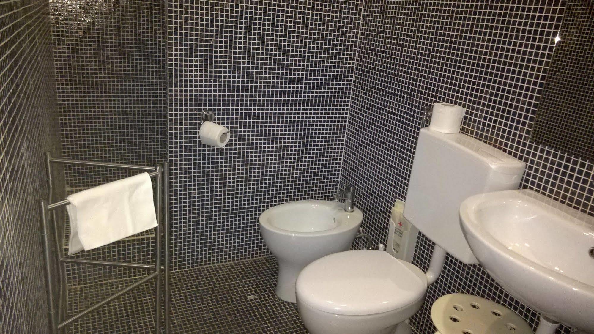 ​​阿黛尔别墅酒店 塞勒里古 外观 照片
